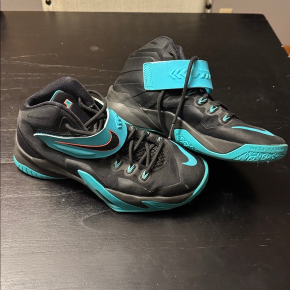 Nike LeBron James shoes - Picture 2 of 7